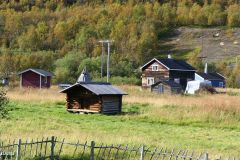 Finnmark - Sør-Varanger - E6 - Neiden - Skoltebyen - Nåværende bosetting og stabburet i front, sett fra kapellet