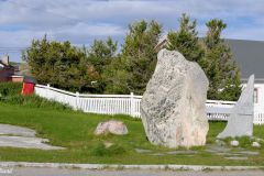 Finnmark - Sør-Varanger - Fv355 - Bugøynes - Minnestein om finsk innvandring