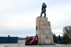 Finnmark - Sør-Varanger - Kirkenes - Skulptur - Russemonumentet (Stinius Fredriksen, 1952) - Krigsmonument til minne om frigjøringen av Finnmark i 1944