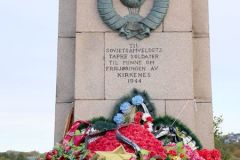 Finnmark - Sør-Varanger - Kirkenes - Skulptur - Russemonumentet (Stinius Fredriksen, 1952) - Krigsmonument til minne om frigjøringen av Finnmark i 1944