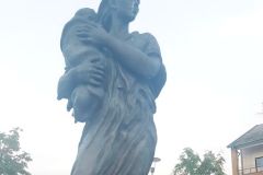 Finnmark - Sør-Varanger - Kirkenes - Torget - Skulptur - Krigsmødremonumentet (Per Ung, 1994)