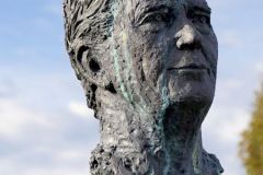Finnmark - Sør-Varanger - Kirkenes - Byparken - Byste - Thorvald Stoltenberg