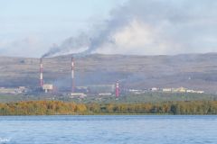 Finnmark - Sør-Varanger - Pasvikelva - Utsikt mot industribyen Nikel i Russland