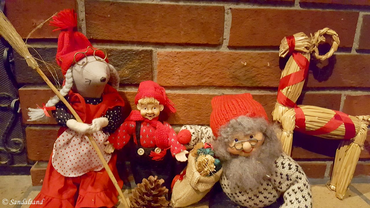 En assortert blanding av julepynt, av blandet opphav: Musekone, norske smånisser og en julebukk