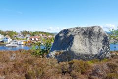 Rogaland - Stavanger - Ormøy - Flyttblokk bak Ormøyveien 23