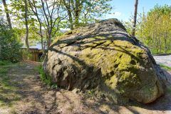 Rogaland - Stavanger - Roaldsøy - Flyttblokk i skolegården