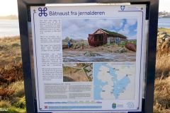 Rogaland - Stavanger - Hafrsfjord - Sunde - Jærkysten - Infoskilt om forhistorisk båtnaust