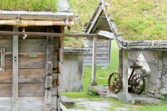 Vestland - Sunnfjord - Sunnfjord museum - Østenstadstova til venstre - Sandnesbua til høyre