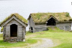 Vestland - Sunnfjord - Sunnfjord museum - Utedo til venstre, naust til høyre