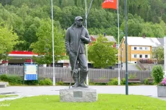 Møre og Romsdal - Surnadal - Sentrum - Skulptur - Ved elvebredden (Ole Mauseth, 2014)