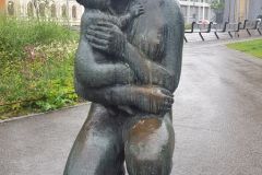 Troms og Finnmark - Tromsø - Skulptur - Mor og barn (Ørnulf Bast, 1961)