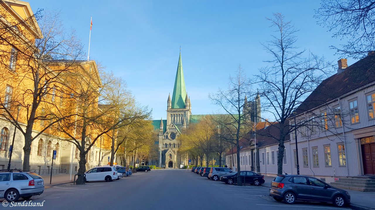 Sør-Trøndelag - Trondheim - Munkegata med rådhuset og Nidarosdomen