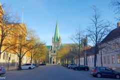 Trøndelag - Trondheim - Munkegata med rådhuset og Nidarosdomen