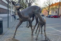 Trøndelag - Trondheim - Skulptur - Kronhjort i sprang (Arne Vigeland 1983) i krysset mellom Munkegata og Erling Skakkes gate