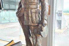 Akershus - Ullensaker - Gardermoen Lufthavn - Skulptur - Hjalmar Riiser-Larsen (Per Ung)