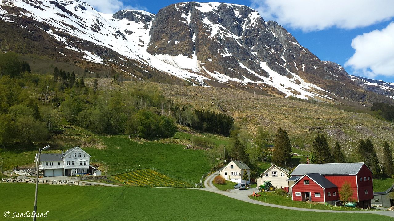 Hordaland - Ullensvang - Innover Sørfjorden - Fjellsiden opp mot Reiseter
