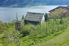 Hordaland - Ullensvang - Innover Sørfjorden - Fjellsiden opp mot Reiseter