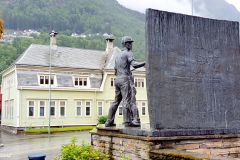 Hordaland - Odda - Verket - Industriarbeidermonument og kontorbygg bak
