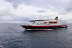 Nordland - Vågan - Møte med hurtigruteskipet Nordkapp