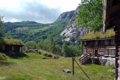 Agder - Valle - Tveitetunet - Utsikt over tunet og dalsiden på andre siden av Setesdal