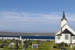 Finnmark - Vardø - Vardø kapell, gravlund og Steilneset minnested bak. Fastlandet i det fjerne.
