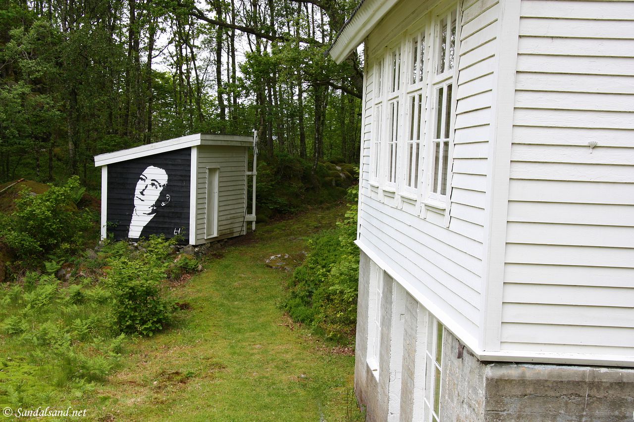 Rogaland - Tysvær - Borgøy - Bedehuset med Lars Hertervigs portrett på uthuset