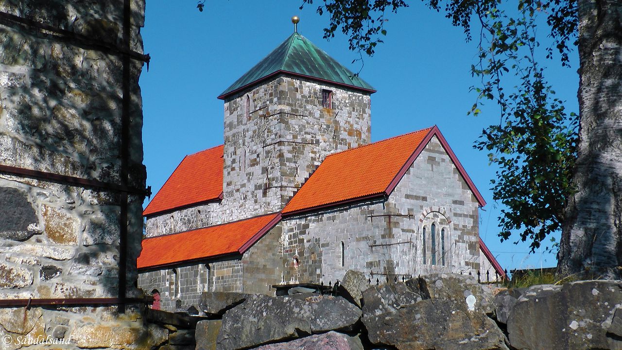 Oppland - Gran - Søsterkirkene - Nikolaikirken sett fra bak Steintårnet