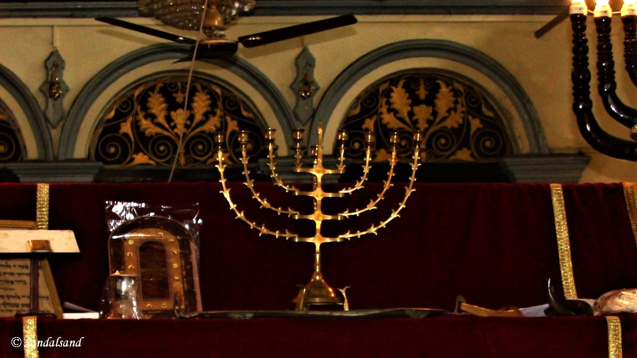Åtte-armet "hanukkia" lysestake i en synagoge i Yangon, Myanmar