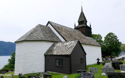 Kloss i Sognefjorden ligger Leikanger kirke