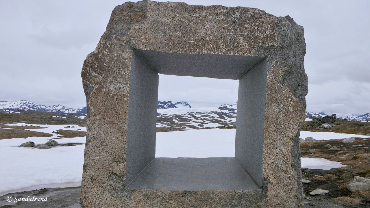Innlandet - Lom - Sognefjellsvegen - Mefjellet rasteplass - Skulptur (Knut Wold)
