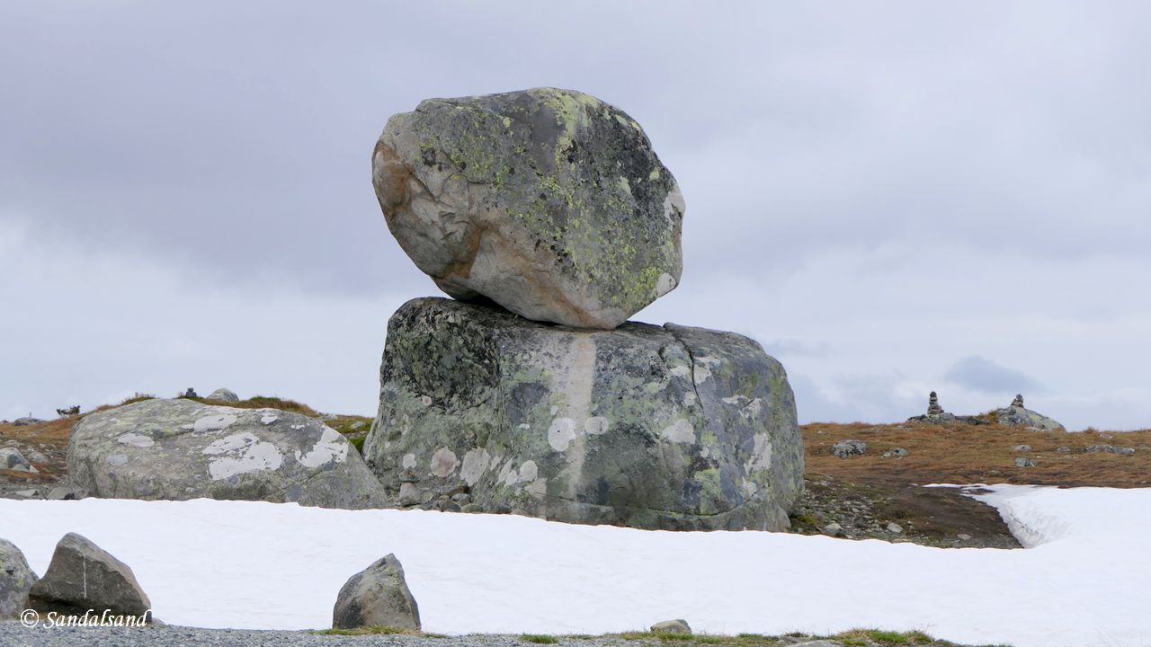 Innlandet - Øystre Slidre - Valdresflye - Skulptur - Rock on Top of Another Rock (Peter Fischli / David Weiss)
