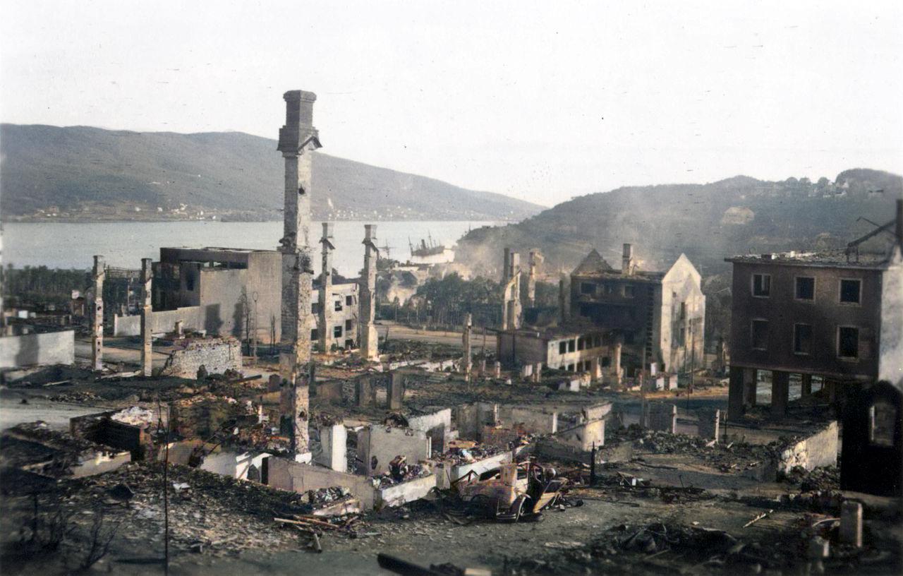 Sentrum av Narvik etter bombingen (Fotograf: Tysk soldat, 13.6.1940. Kolorert av Sandalsand. Lisens CC BY 2.0)