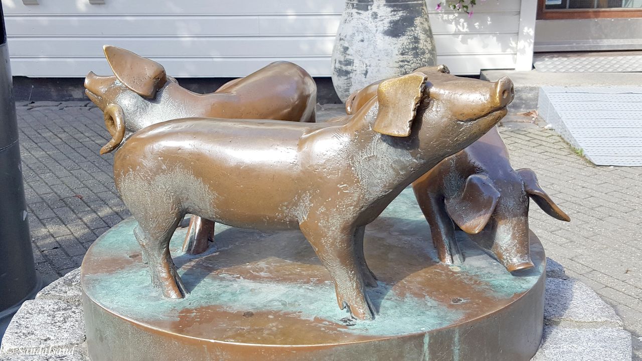Rogaland - Eigersund - Sentrum - Skulptur - Tre små griser - Skule Waksvik